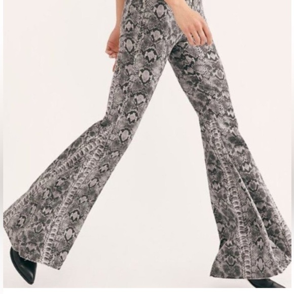Free People Snake Python Just Float On Bell Bottom High Waisted Jeans 26 - Picture 3 of 16
